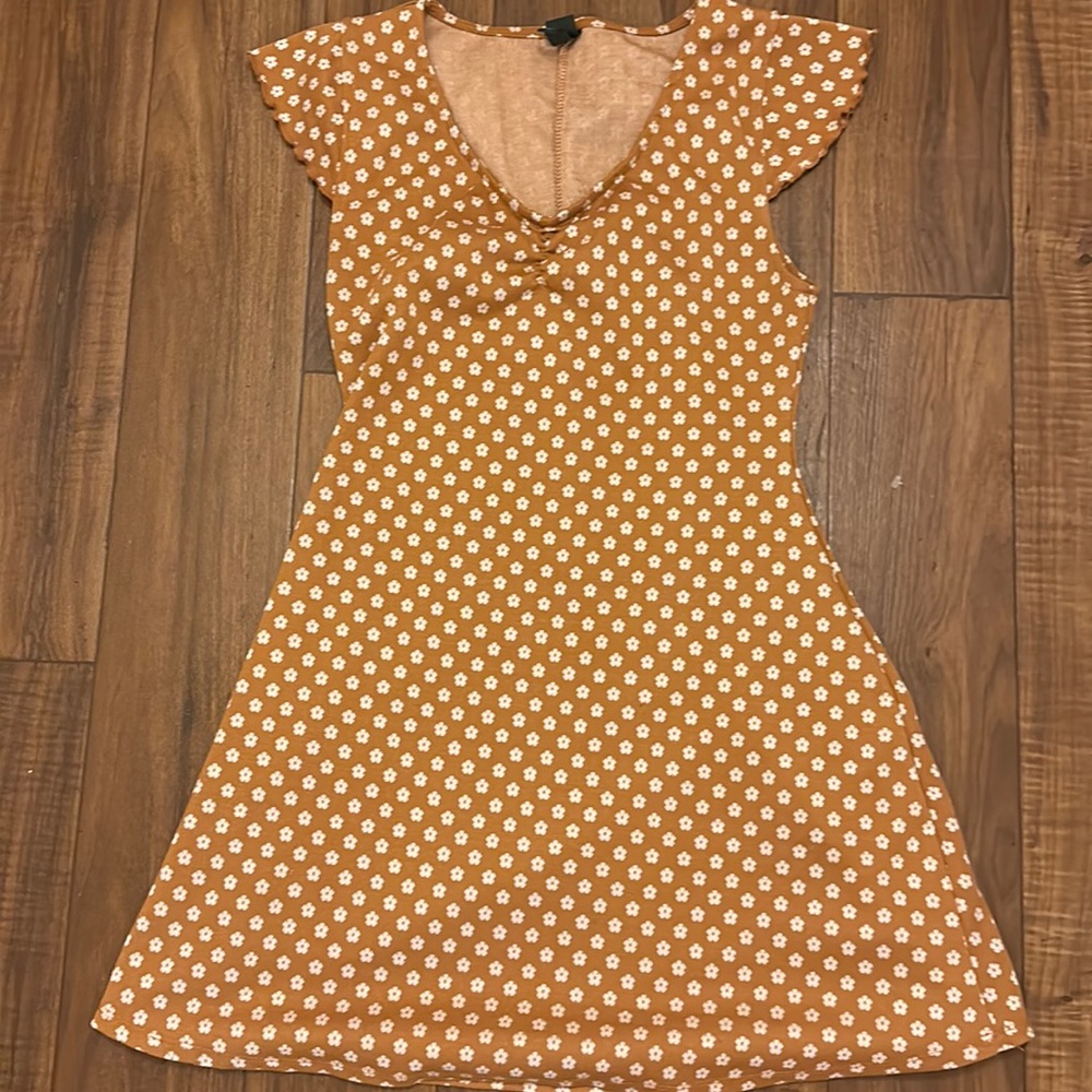 CLOSET CLEAR OUT $5 
Wild Fable mini floral dress size Medium